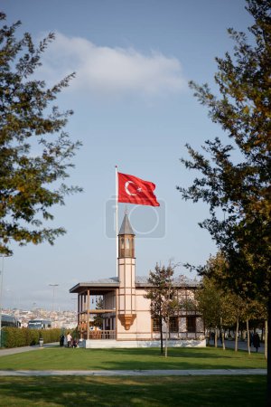 Foto de Bandera nacional turca y una pequeña mezquita - Imagen libre de derechos