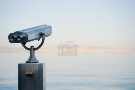 Foto de Visor binocular operado por monedas junto al paseo marítimo que da a la bahía y la ciudad. - Imagen libre de derechos