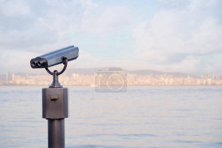 Foto de Visor binocular operado por monedas junto al paseo marítimo que da a la bahía y la ciudad. - Imagen libre de derechos