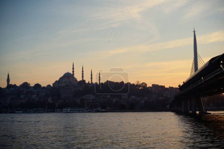 Foto de Hermosa puesta de sol con nubes en el paisaje de Estambul con mezquita, puente del Bósforo, Estambul Turquía - Imagen libre de derechos
