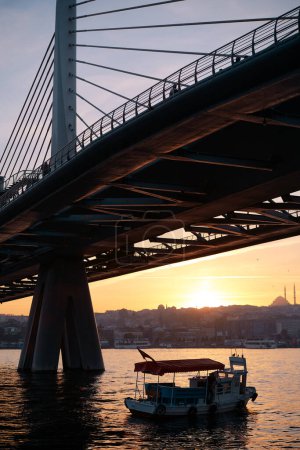Foto de Halic Metro Bridge en Estambul. Puente de cable moderno. Hermosa vista al atardecer en Cuerno de Oro. - Imagen libre de derechos