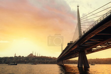 Foto de Halic Metro Bridge en Estambul. Puente de cable moderno. Hermosa vista al atardecer en Cuerno de Oro. - Imagen libre de derechos