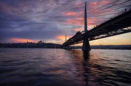 Foto de Halic Metro Bridge en Estambul. Hermosa vista al atardecer en Cuerno de Oro. - Imagen libre de derechos