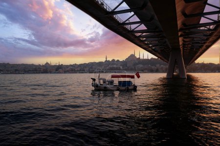 Foto de Halic Metro Bridge en Estambul. Hermosa vista al atardecer en Cuerno de Oro. - Imagen libre de derechos
