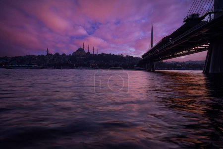 Foto de Hermosa puesta de sol con nubes en el paisaje de Estambul con Mezquita, Puente, Cuerno de Oro, Estambul Turquía - Imagen libre de derechos