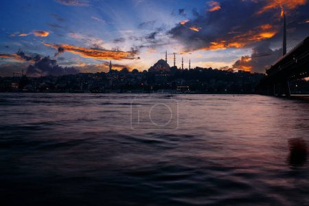 Téléchargez les photos : Beau coucher de soleil avec nuages dans le paysage d'Istanbul avec Mosquée, Pont, Corne d'Or, Istanbul Turquie - en image libre de droit