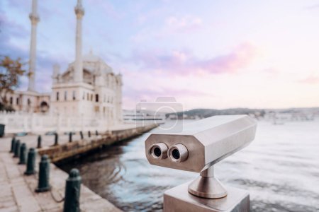 Foto de Visor binocular operado por monedas junto al paseo marítimo de Estambul con vistas a la bahía y la ciudad. - Imagen libre de derechos
