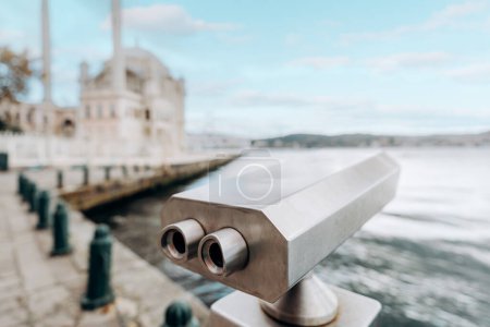Téléchargez les photos : Coin Opéré spectateur binoculaire à côté de la promenade au bord de l'eau à Istanbul donnant sur la baie et la ville. - en image libre de droit
