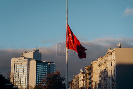 Foto de Bandera nacional turca ondeando contra el cielo azul - Imagen libre de derechos
