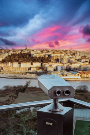 Foto de Visor binocular operado por monedas junto al paseo marítimo de Estambul con vistas a la bahía y la ciudad. - Imagen libre de derechos
