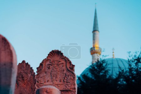 Minaret de de la Mosquée Eyp Sultan en soirée Istanbul Turquie.