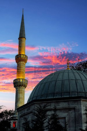 Minarete de la Mezquita Eyp Sultan por la noche Estambul Turquía.