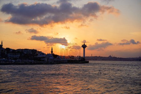 Foto de Hermosa puesta de sol en Estambul. Mezquita del Paisaje, Bósforo Turquía - Imagen libre de derechos