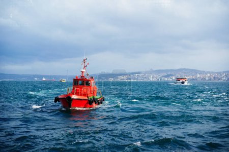 Téléchargez les photos : Remorqueur - Navire de sauvetage rouge en croisière en mer - en image libre de droit