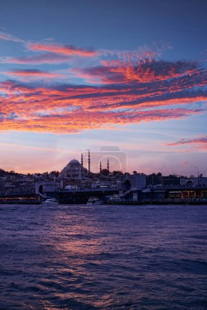 Foto de Hermosa puesta de sol con nubes en el paisaje de Estambul Mezquita de Ortakoy, Puente del Bósforo, Fatih Sultan Mehmet Bridge Estambul Turquía - Imagen libre de derechos