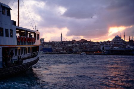 Foto de Viajar por Turquía. Estambul Ferryboat. Hermoso paisaje al atardecer. Concepto de transporte y viajes. - Imagen libre de derechos