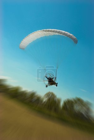 Téléchargez les photos : Parapente volant en mouvement flou - en image libre de droit