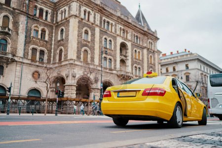 Foto de Taxi amarillo en la calle de Budapest. - Imagen libre de derechos