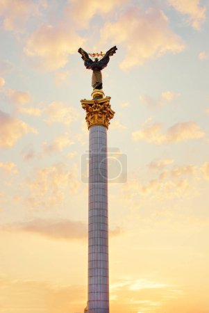 Téléchargez les photos : Statue de Béréhynie au sommet du monument de l'indépendance sur le Maidan Nezalezhnosti à Kiev, Ukraine 19 juin 2009. - en image libre de droit
