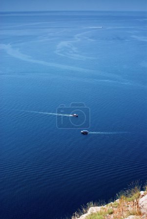 Foto de Hermoso paisaje con el cabo de roca y el barco de vela mar - Imagen libre de derechos