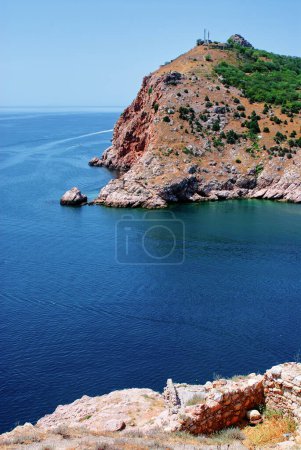 Téléchargez les photos : Beau paysage marin avec un rivage rocheux. Crimée, Ukraine. - en image libre de droit