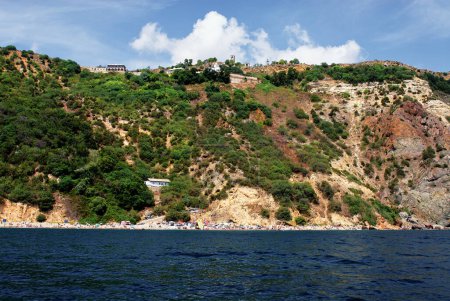 Téléchargez les photos : Beau paysage marin avec un rivage rocheux. Crimée, Ukraine. - en image libre de droit
