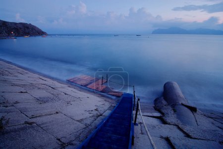 Téléchargez les photos : Escaliers menant à la plage de la mer - en image libre de droit
