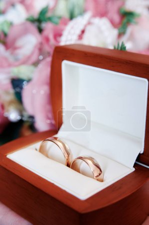 Foto de Un par de anillos de boda de oro - Imagen libre de derechos