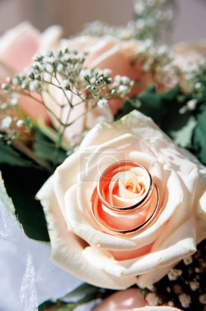 Foto de Pareja de anillos de boda de oro con flores - Imagen libre de derechos