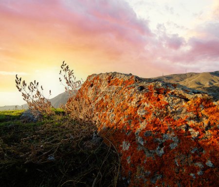 Téléchargez les photos : Pierre de roche texturée fond avec coucher de soleil. - en image libre de droit