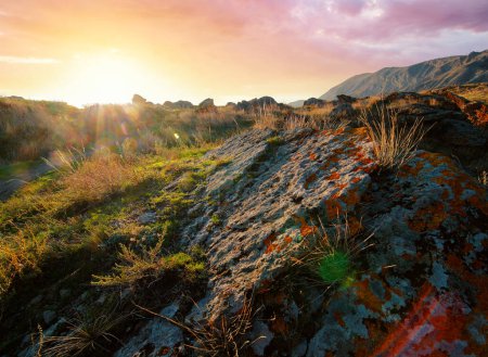 Téléchargez les photos : Pierre de roche texturée fond avec coucher de soleil. - en image libre de droit