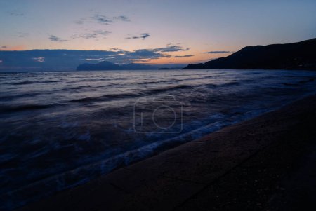 Téléchargez les photos : Paysage crépusculaire et aurore. Belle baie de Crimée à l'heure du soir. - en image libre de droit
