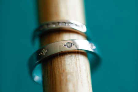 Foto de Pareja de anillos de boda de oro blanco - Imagen libre de derechos