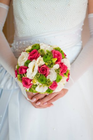 Téléchargez les photos : Détails du mariage. Gros plan des mains féminines tenant un bouquet nuptial. - en image libre de droit