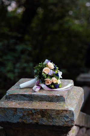 Téléchargez les photos : Beau bouquet de mariée avec des fleurs blanches et vertes - en image libre de droit