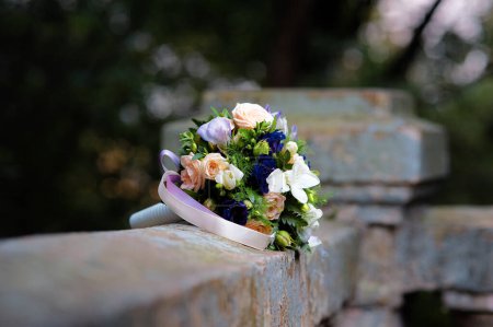 Foto de Hermoso ramo de novia con flores blancas y verdes - Imagen libre de derechos