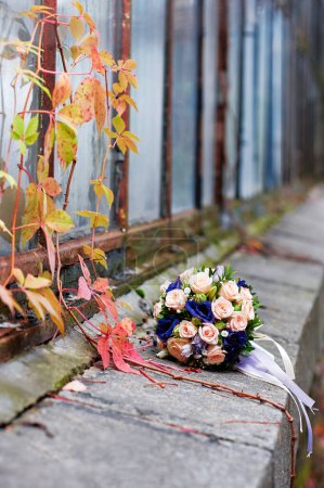 Téléchargez les photos : Beau bouquet de mariée avec des fleurs roses et bleues - en image libre de droit