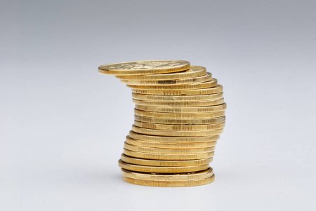 Foto de Montón de monedas aisladas en blanco - Imagen libre de derechos