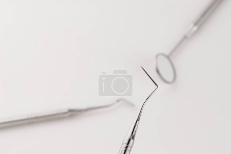 Téléchargez les photos : Outils de dentiste de base sur table blanche. - en image libre de droit