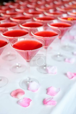 Téléchargez les photos : Aménagement de table pour la fête. Verres à vin avec martini rose. - en image libre de droit