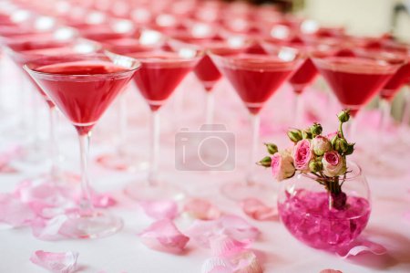 Téléchargez les photos : Aménagement de table pour la fête. Verres à vin avec martini rose. - en image libre de droit