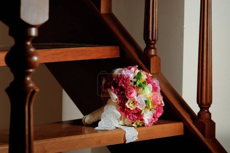 Téléchargez les photos : Beau bouquet de mariée avec des fleurs blanches et roses - en image libre de droit