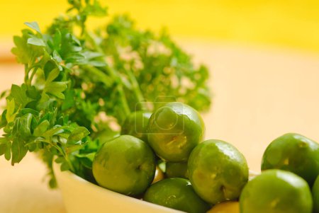Téléchargez les photos : Olives vertes disposées dans une assiette blanche - en image libre de droit