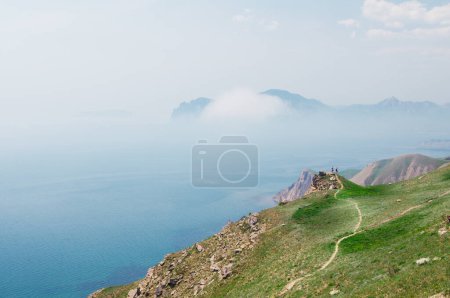 Téléchargez les photos : Paysage avec baie maritime et vue sur la montagne. - en image libre de droit