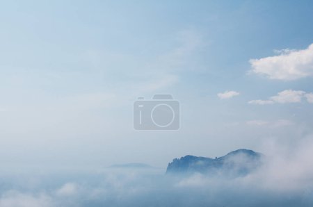 Foto de Kara Dag Montaña en las nubes. - Imagen libre de derechos