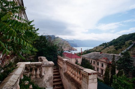 Foto de Viejas escaleras abandonadas con vistas al mar. - Imagen libre de derechos