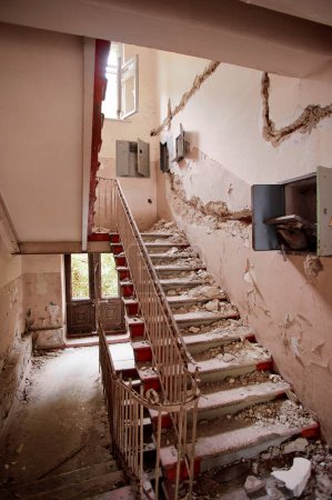 Téléchargez les photos : Escalier abandonné dans un bâtiment détruit. - en image libre de droit