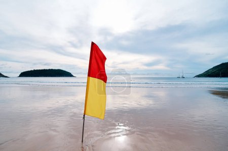 Foto de Nadar aquí, Bandera de seguridad en la playa. - Imagen libre de derechos