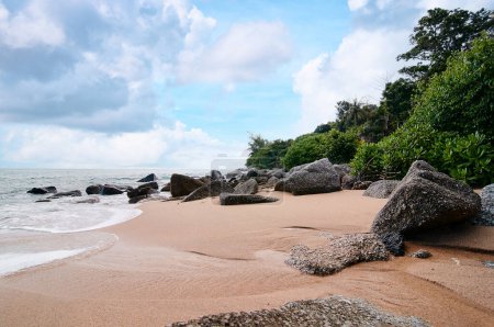Foto de Hermoso paisaje con rocas, acantilados, playa tropical. Isla Phuket, Tailandia. - Imagen libre de derechos