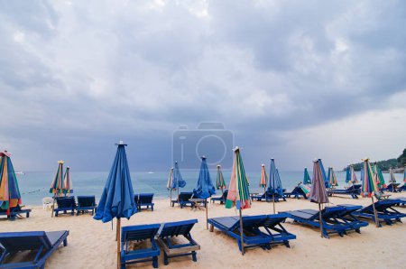 Téléchargez les photos : Plage de la mer avec chaises longues et parasols. - en image libre de droit